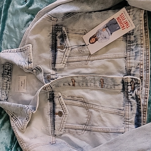 Cropped Jean Jacket - Picture 2 of 3
